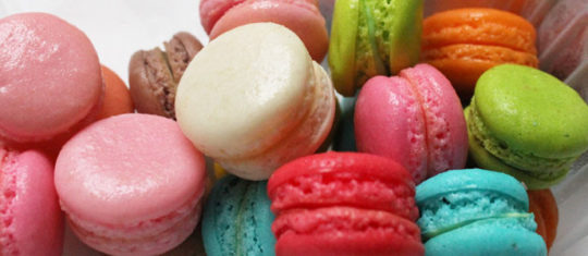 Un assortiment de macarons de qualité